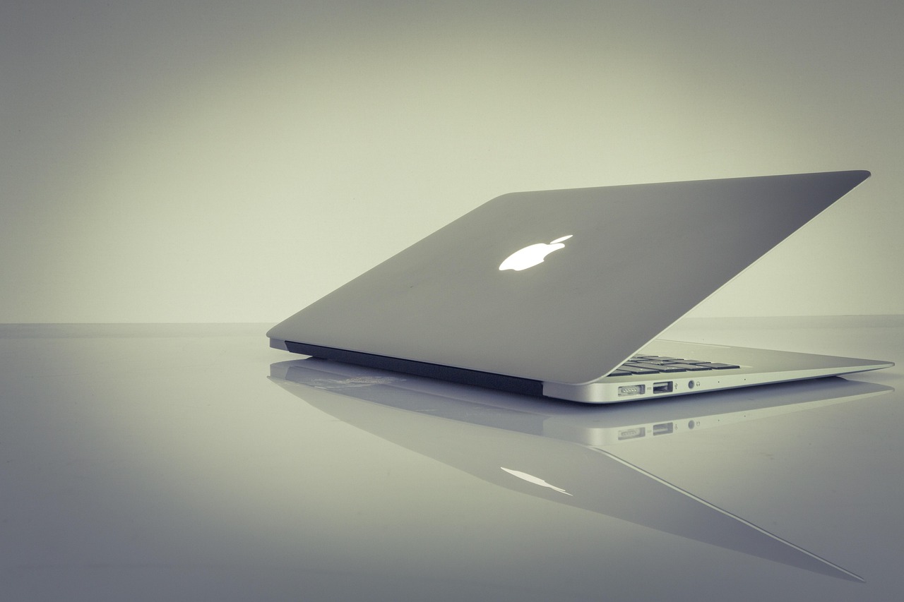 découvrez le macbook air, le compagnon idéal alliant légèreté, performance et design élégant pour une expérience informatique optimale.