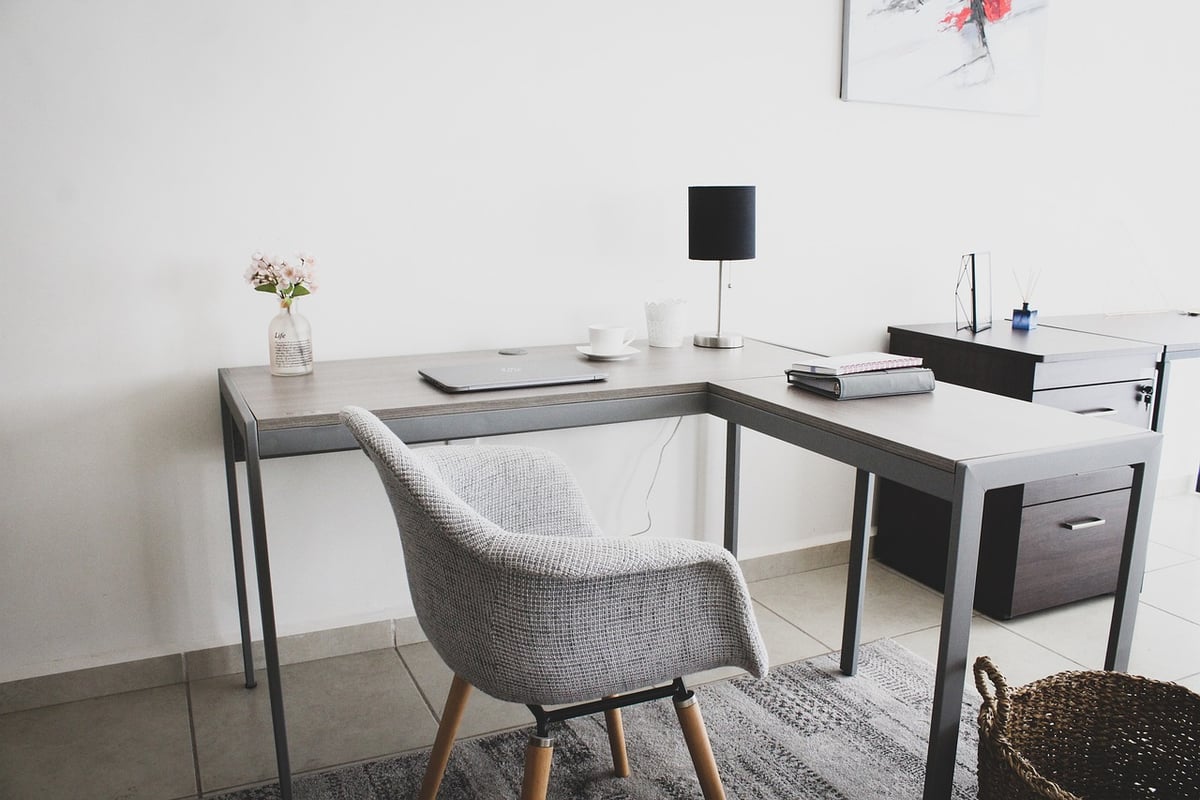 Les essentiels pour le home office : de la chaise au clavier