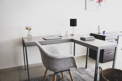 Les essentiels pour le home office : de la chaise au clavier