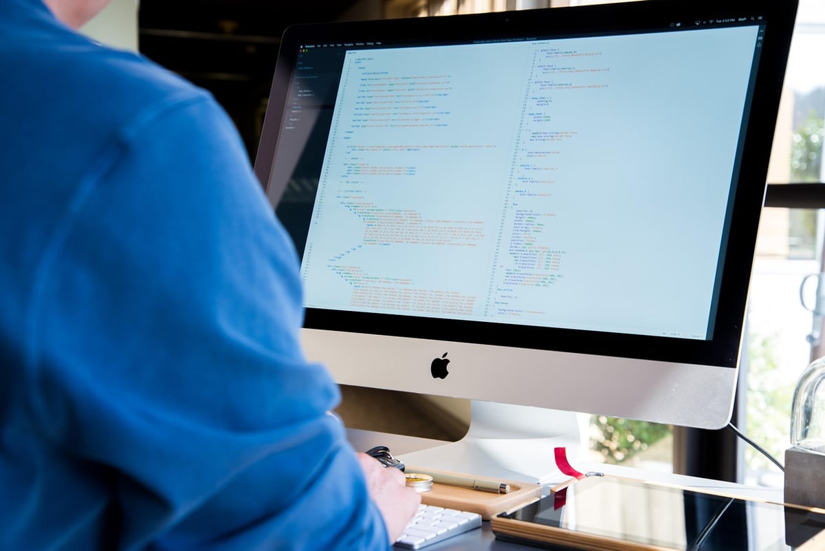 Technologie et relations humaines au bureau : vers un équilibre attentif ?